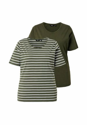 Dwie oliwkowozielone koszulki z krótkim rękawem, jedna gładka, druga z białymi poziomymi paskami, przedstawione obok siebie na białym tle.