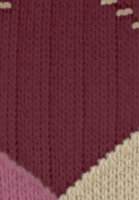 Gestrickter Stoff mit wechselnden Bändern in Kastanienbraun, Rosa und Creme, der eine gerippte Textur und diagonale Designelemente aufweist.