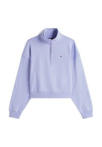 Sudadera recortada de color lavanda con alto cuello, detalle de media cremallera y dobladillo acanalado. Presenta un logo bordado en el pecho. Textura de tela suave.