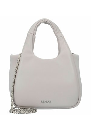 Sac à main en simili cuir gris clair avec une texture lisse, des anses rondes et une bandoulière en chaîne argentée. Présente un logo de marque discret sur le côté.