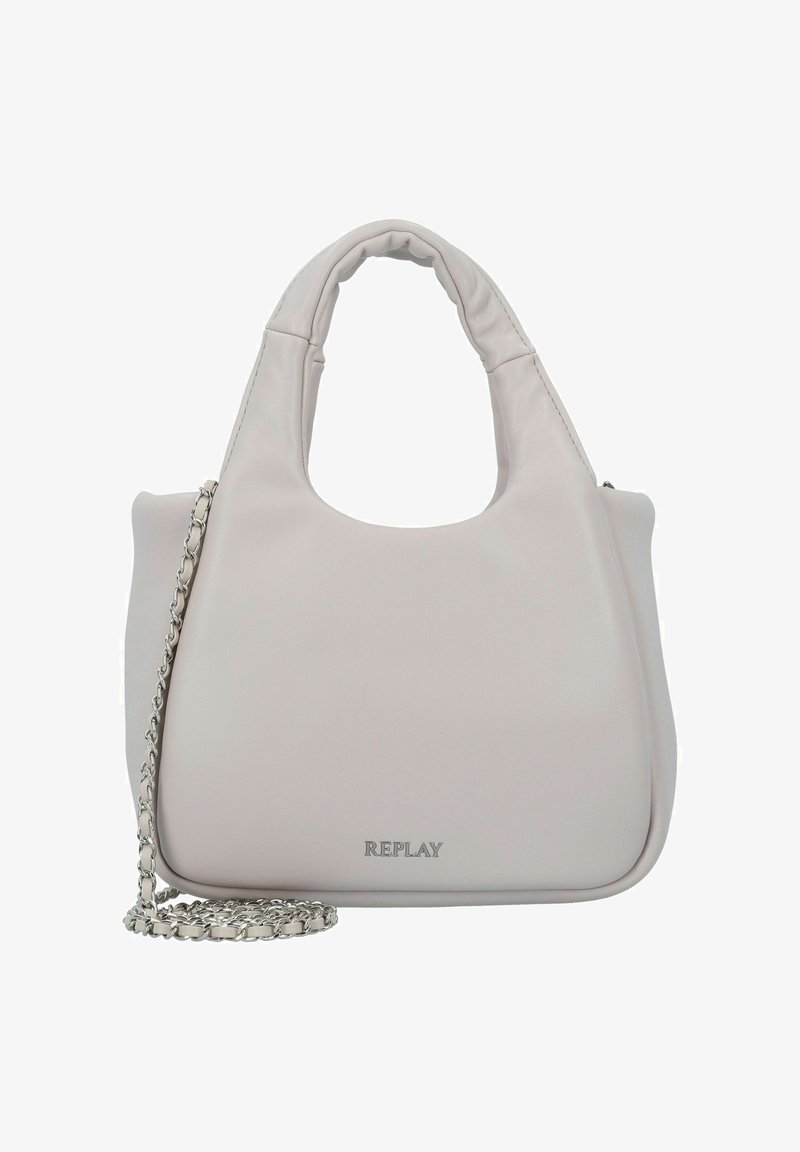 Bolso de mano de imitación de cuero gris claro con una textura suave, asas superiores redondeadas y una correa de cadena plateada. Presenta un sutil logo de la marca en el lateral.