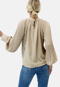 Elara Linne - beige