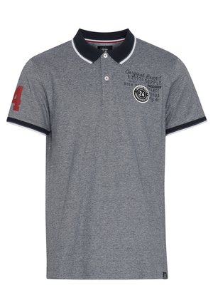 Siva polo majica s ovratnikom, kratkimi rokavi in teksturirano površino. Ima rdeč poudarek na levem rokavu in logotipe na prsih.