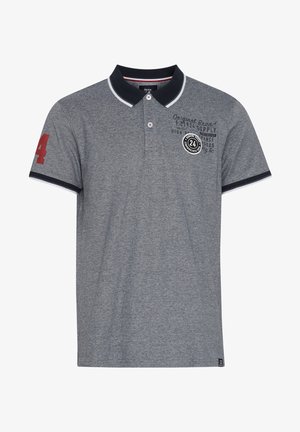Polo gri cu guler, mâneci scurte și un finisaj texturat. Prezintă un accent roșu pe mâneca stângă și logo-uri pe piept.