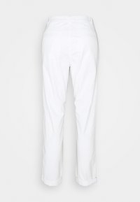 Pantalones de algodón blancos con un corte relajado, que presentan una pierna recta, puños enrollados y una textura suave. Vista trasera sin bolsillos.