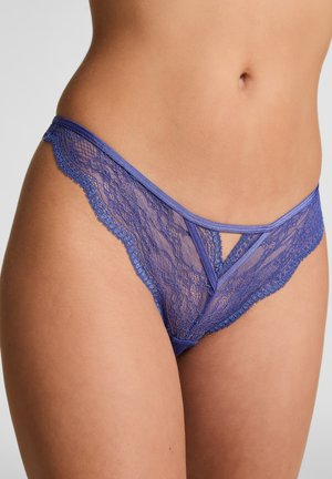 Diepe blauwe kantstring met bloempatronen, gekartelde randen en een driehoekig uitsnijdetail aan de voorkant. Zachte, doorzichtige textuur.