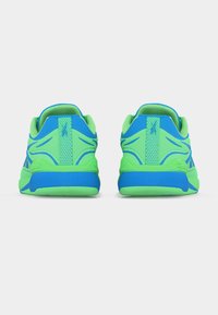 Ζεύγος πράσινων και μπλε αθλητικών παπουτσιών που εμφανίζονται από πίσω σε λευκό φόντο, αναδεικνύοντας το σχέδιο της φτέρνας και της σόλας.