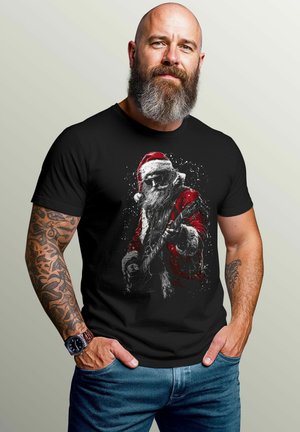 Schwarzes T-Shirt mit einem grafischen Design von Santa Claus, der eine Sonnenbrille trägt und eine Gitarre hält, mit roten und weißen Akzenten am Weihnachtsmann-Outfit.