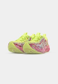 Neon-gelbe Sportschuhe mit einem strukturierten Obermaterial, das pinke und blaue Muster aufweist, leichtes Design und belüftete Sohle.