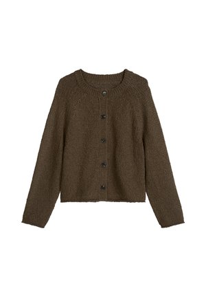 Bruine gebreide cardigan met knopen, lange mouwen en een ronde hals, plat liggend afgebeeld tegen een witte achtergrond.