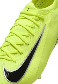 Nike voetbalschoenen in neon geel met een textiel bovenwerk, zwarte Swoosh-logo en veters. Heeft een lichtgewicht ontwerp voor wendbaarheid.