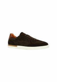 Bruine suède sneaker met een witte rubberen zool, ton-sur-ton stiksels en een bruin leren accent op de hiel. Beschikt over vetersluiting en een ronde neus.