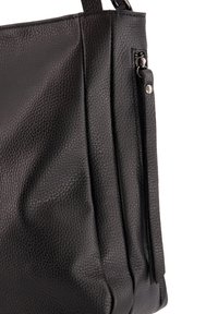 Schwarze, strukturierte Lederhandtasche mit vertikalen Falten, einer Reißverschlusstasche und silbernen Metallakzenten. Entwickelt für Funktionalität und Langlebigkeit.