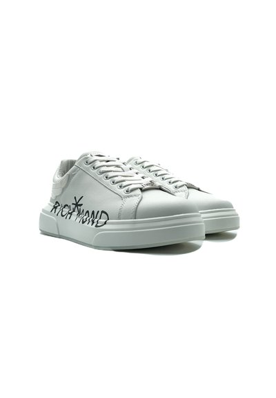 Sneaker bianche in pelle con texture liscia, punta rotonda e suola spessa in gomma bianca. Presentano il testo nero "RICHMAND" sul lato esterno.
