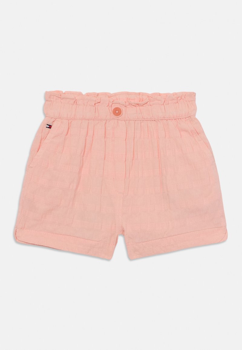Pantalones cortos de color durazno hechos de tela texturizada. Cuentan con una cinturilla elástica y un cierre de botón. Incluyen dos bolsillos laterales.