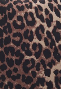 Luipaardprint stof heeft donkere bruine en zwarte vlekken op een lichter beige achtergrond, wat een gestructureerd, gedurfd patroon creëert.
