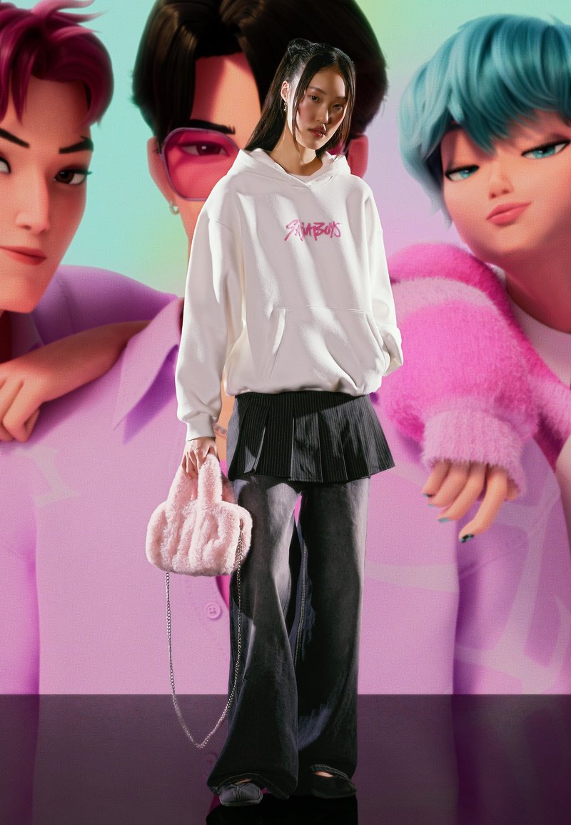 Fehér kapucnis pulóver rózsaszín grafikával, fekete rakott szoknya, laza szürke nadrág, rózsaszín bolyhos táska és fekete cipő; színes animált háttér.