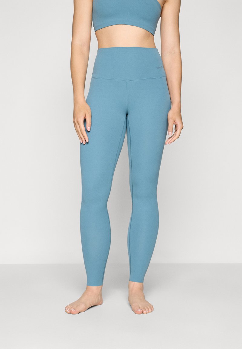 Kék, magas derekú leggings, sima, rugalmas anyagból, zökkenőmentes kialakítással és diszkrét logóval a derékpánton.