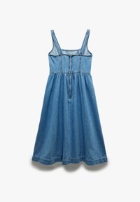 Denim jurk met verstelbare banden, een getailleerde taille met een ritsluiting, en een uitlopende rok die halverwege de kuit eindigt, in een lichtblauwe tint.