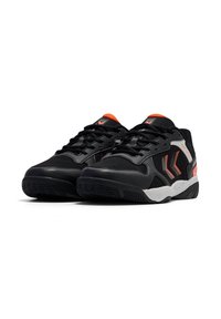 Scarpe sportive nere con tomaia in rete e materiale sintetico, dettagli arancioni e suola in gomma testurizzata. Presentano lacci e design low-top.