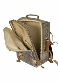 Sac à dos en textile gris avec des accents beige, double compartiments et poches intérieures. Fermeture zippée et sangles supplémentaires pour les ajustements.