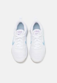 Nike Performance ZOOM BELLA 6 - Tenisice za trening - white/light armory blue/light iron ore/lilac bloom