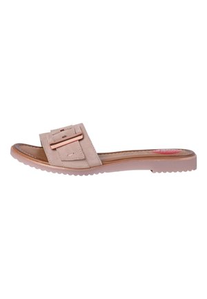 Beige flad slip-on sandal med bred rem med stor spænde og en tekstureret sål for greb.