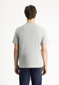 Kigili RUNDHALSAUSSCHNITT UND MUSTER - Camiseta estampada - medium grey