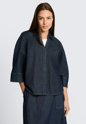 TOM TAILOR, OVERSIZE JEANSBLUSE MIT V-AUSSCHNITT - Camicia - blue rinse denim