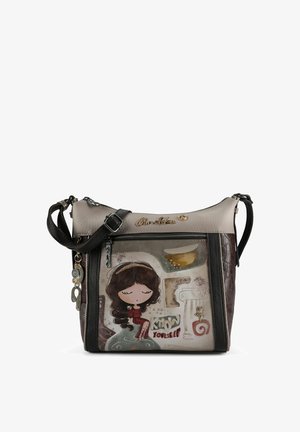 Braune und beige Handtasche mit glänzender Oberfläche, mit einem transparenten Abschnitt, der eine Illustration und einen dekorativen Anhänger zeigt. Verstellbarer Riemen.