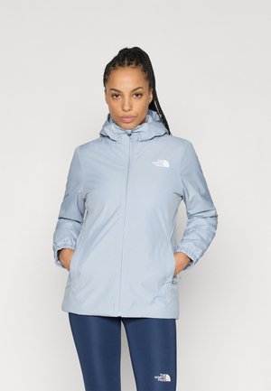 Hellblaue wasserdichte Jacke mit durchgehendem Reißverschluss, verstellbarer Kapuze und elastischen Bündchen. Logo auf der oberen linken Seite.