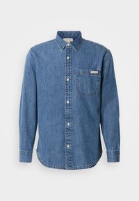 Denim overhemd in medium blauw met een button-down kraag, lange mouwen, een borstzak en witte knopen. Heeft een licht afgeronde zoom.