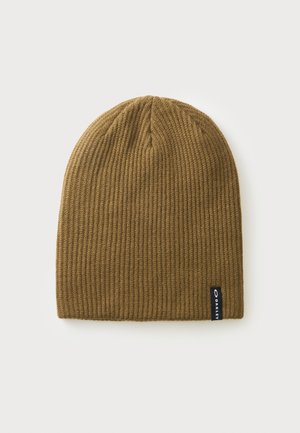 Bonnet en maille côtelée marron avec une petite étiquette noire portant la mention "Oakley" sur un fond clair uni.