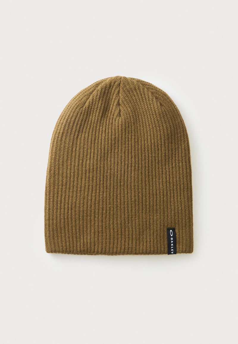 Bonnet en maille côtelée marron avec une petite étiquette noire portant la mention "Oakley" sur un fond clair uni.