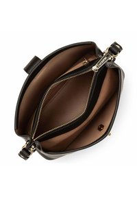 Borsa a mano in pelle nera con una superficie testurizzata, elementi in oro, due scomparti con zip e una fodera interna beige.