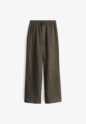 Pantalons vert olive, amples, avec une taille élastique et un cordon de serrage, dotés de poches latérales et en tissu léger avec texture.