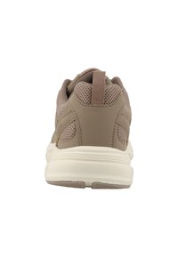 Baskets de sport marron clair avec une tige en mesh texturé, un col rembourré et une semelle blanche amortie. Boucle à l'arrière pour un enfilage facile.