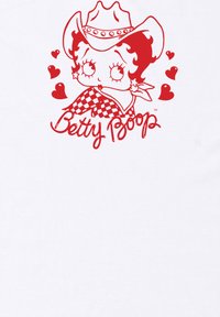 T-shirt bianco con una grafica rossa di Betty Boop con un cappello da cowboy e un vestito a scacchi, circondata da cuori e testo.