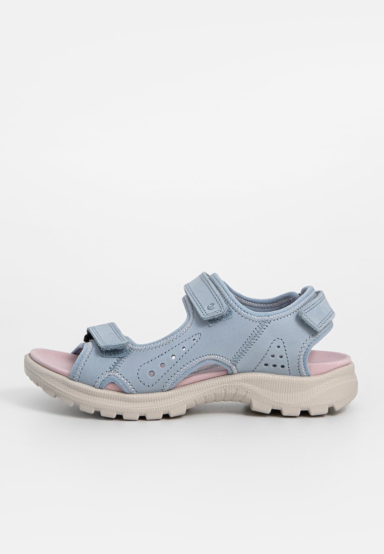 Blaue Wildledersandalen mit zwei verstellbaren Klettverschlüssen, einer gepolsterten Innensohle in Rosa und einer beige Gummi-Sohle mit Profil.
