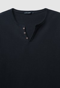 Maglietta henley da uomo in un blu navy scuro, realizzata in tessuto testurizzato con patta bottoni e tre bottoni marroni sul colletto.