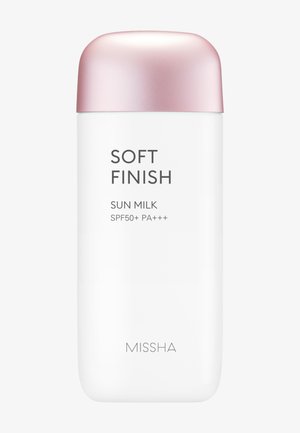 Hvit solkremflaske merket "Soft Finish Sun Milk SPF50+ PA+++" med en blek rosa rundet kork.