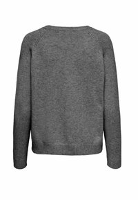 Maglione grigio in maglia con scollatura rotonda, maniche lunghe e polsini e orlo a coste. Texture liscia con un colore uniforme e senza modelli visibili.