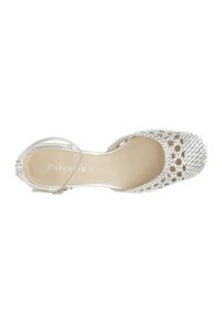 Sandal in argento intrecciato con punta chiusa, cinturino alla caviglia regolabile e dettagli texture. Interno liscio con logo del marchio stampato sulla suola.