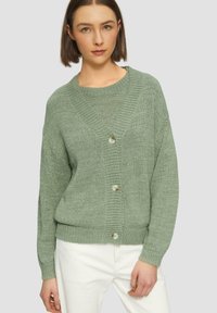 Cardigan vert clair en maille texturée, présentant un col en V, une fermeture à boutons et une coupe décontractée avec des accents côtelés.