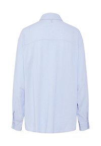 Camisa de manga larga azul claro con cuello, textura suave y corte recto. Presenta puños de manga abotonados y un diseño sencillo en la parte posterior.