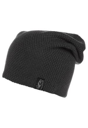 Bonnet noir en maille ample avec motif texturé et petite étiquette rectangulaire en tissu portant l'inscription "CHILLOUTS".