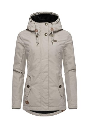 Veste imperméable beige clair avec capuche, cordon de serrage, deux poches avant et un intérieur texturé. Comprend des boutons en bronze et un patch avec logo.