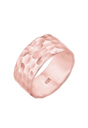 Anneau large en or rose avec une texture martelée et un tampon "925" à l'intérieur, indiquant un matériau en argent sterling.