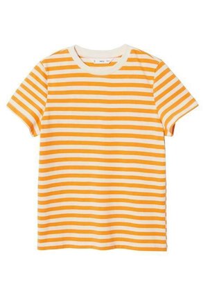 Kortærmet T-shirt med vandrette orange og hvide striber og rund halsudskæring, lagt fladt på en hvid baggrund.