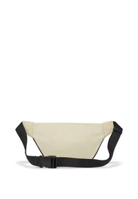 Bauchtasche aus hellbeigem Stoff mit einem eleganten, geschwungenen Design. Besitzt einen schwarzen verstellbaren Riemen und einen Schnallenverschluss.